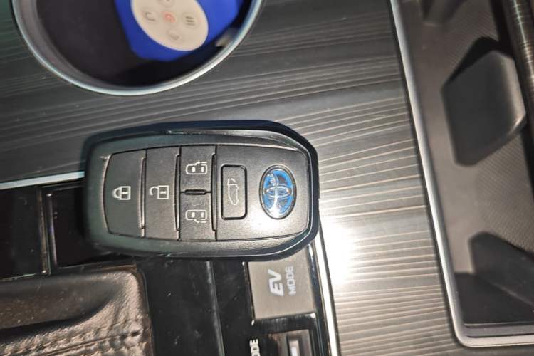 Used Toyota SIENNA 2021 2.5L Hybrid Premium Edition Vehicle Key