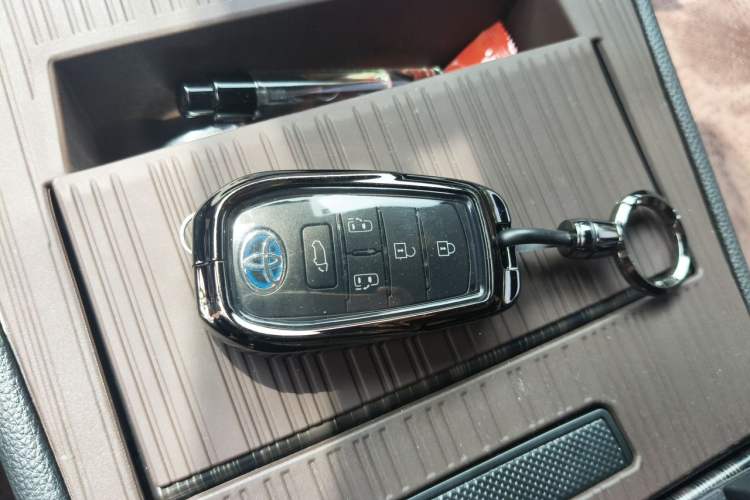 Used Toyota SIENNA 2021 2.5L Hybrid Platinum Edition Vehicle Key