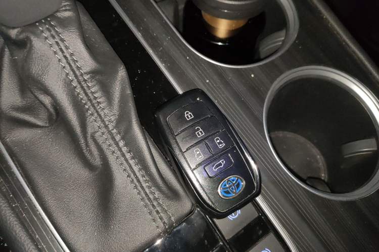 Used Toyota SIENNA 2021 2.5L Hybrid Platinum Edition Vehicle Key