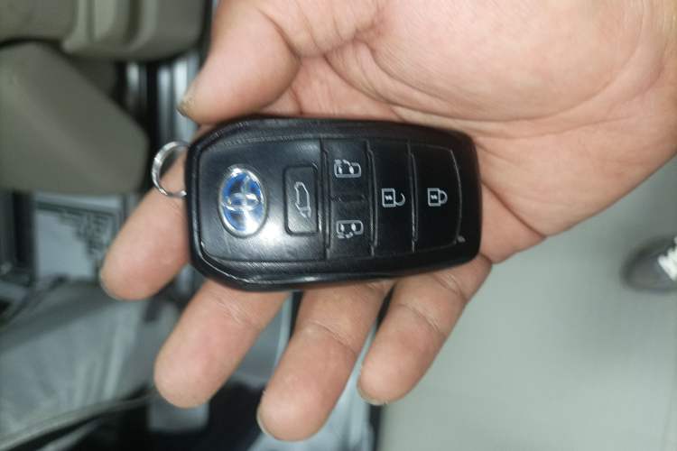 Used Toyota SIENNA 2021 2.5L Hybrid Premium Edition Vehicle Key