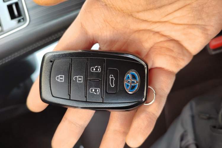 Used Toyota SIENNA 2021 2.5L Hybrid Platinum Edition Vehicle Key