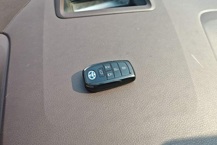 Used Toyota SIENNA 2021 2.5L Hybrid Platinum Edition Vehicle Key