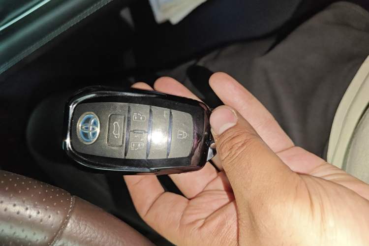 Used Toyota SIENNA 2021 2.5L Hybrid Platinum Edition Vehicle Key