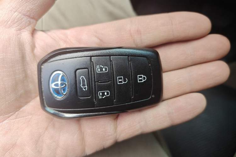 Used Toyota SIENNA 2021 2.5L Hybrid Premium Edition Vehicle Key