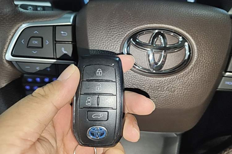 Used Toyota SIENNA 2021 2.5L Hybrid Platinum Edition Vehicle Key