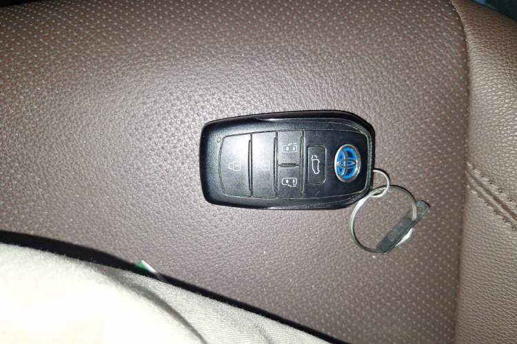Used Toyota SIENNA 2021 2.5L Hybrid Platinum Edition Vehicle Key