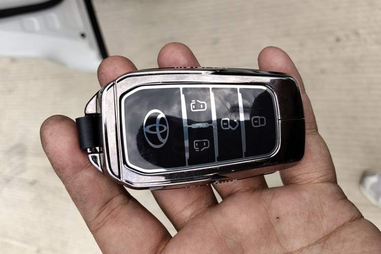 Used Toyota SIENNA 2021 2.5L Hybrid Platinum Edition Vehicle Key