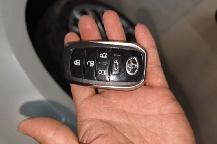 Used Toyota SIENNA 2021 2.5L Hybrid Luxury Edition Vehicle Key