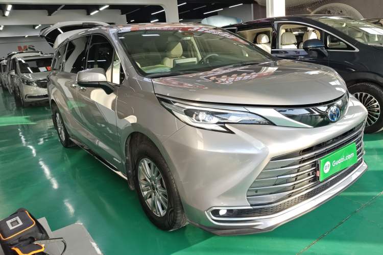 Used Toyota SIENNA 2021 2.5L Hybrid Luxury Edition Front Right 45 Deg