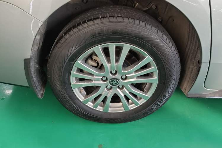 Used Toyota SIENNA 2021 2.5L Hybrid Luxury Edition Right Rear Wheel Hub