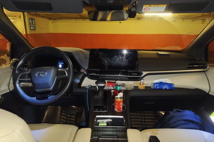 Used Toyota SIENNA 2023 2.5L Hybrid Deluxe Edition Center Console