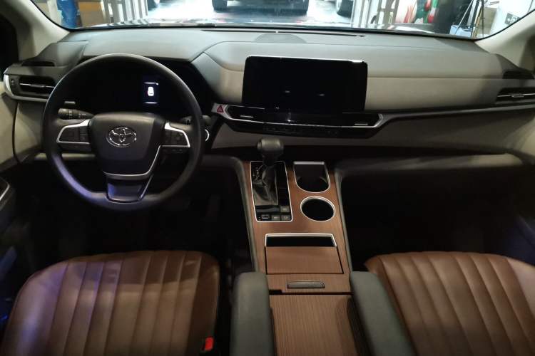 Used Toyota SIENNA 2023 2.5L Hybrid Comfort Edition Center Console