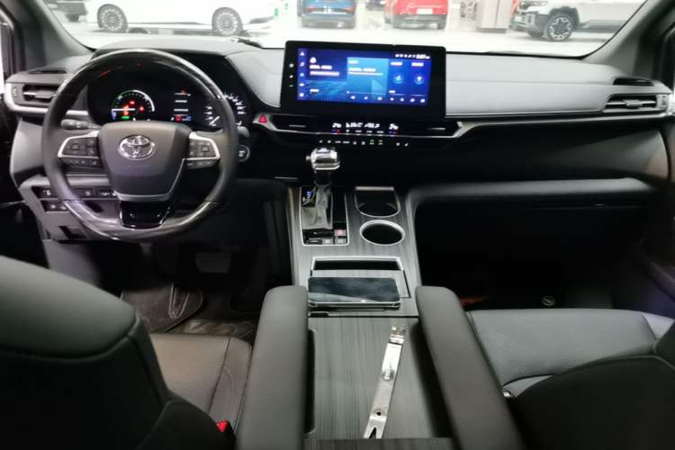 Used Toyota SIENNA 2023 2.5L Hybrid Deluxe Edition Center Console
