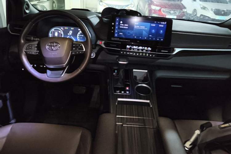 Used Toyota SIENNA 2023 2.5L Hybrid Platinum Edition Center Console