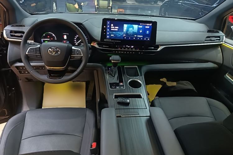 Used Toyota SIENNA 2023 2.5L Hybrid Deluxe Edition Center Console