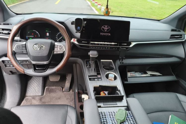 Used Toyota SIENNA 2023 2.5L Hybrid Deluxe Edition Center Console