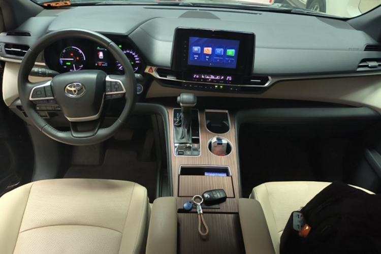 Used Toyota SIENNA 2023 2.5L Hybrid Luxury Edition Center Console