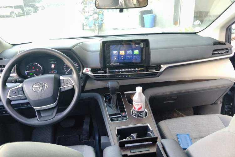 Used Toyota SIENNA 2023 2.5L Hybrid Comfort Edition Center Console