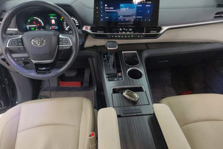 Used Toyota SIENNA 2023 2.5L Hybrid Deluxe Edition Center Console