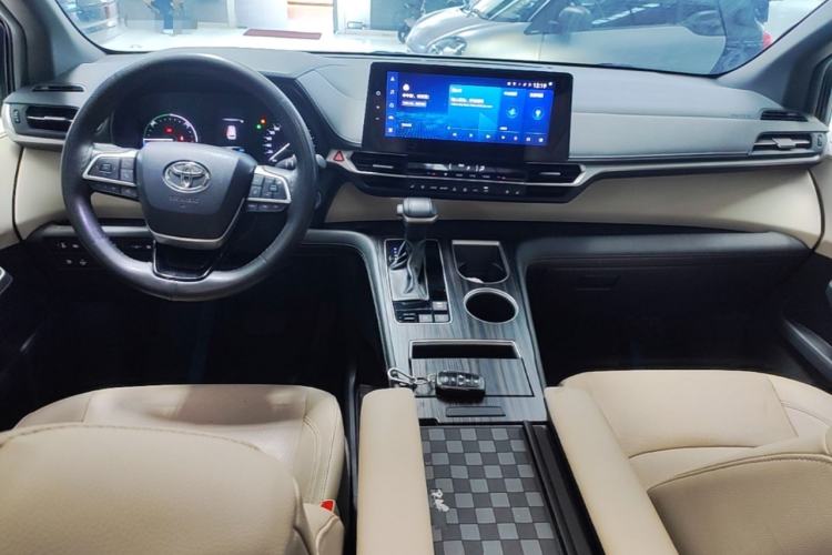 Used Toyota SIENNA 2023 2.5L Hybrid Deluxe Edition Center Console