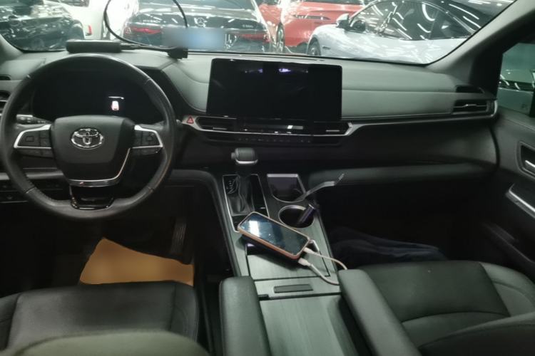Used Toyota SIENNA 2023 2.5L Hybrid Deluxe Edition Center Console
