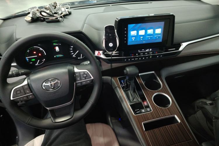 Used Toyota SIENNA 2023 2.5L Hybrid Comfort Edition Center Console