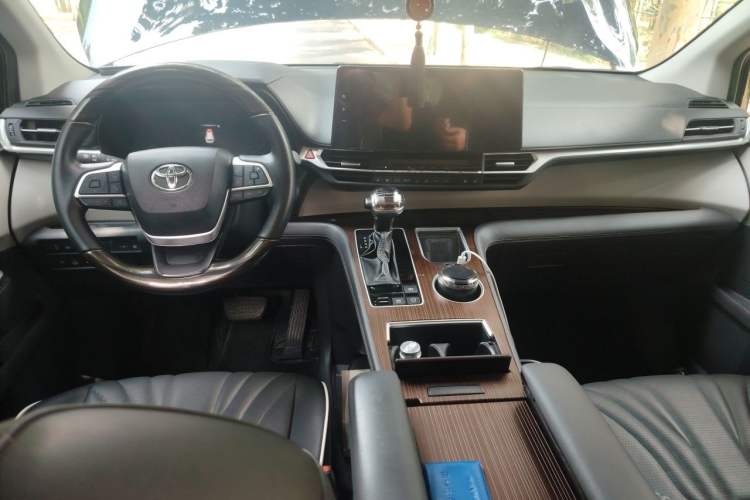 Used Toyota SIENNA 2023 2.5L Hybrid Comfort Edition Center Console