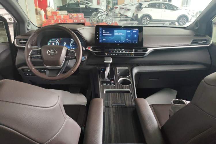 Used Toyota SIENNA 2023 2.5L Hybrid Platinum Edition Center Console