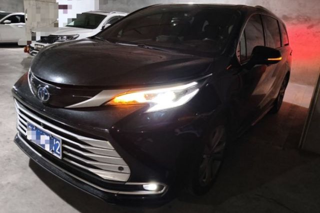 Used Toyota SIENNA 2023 2.5L Hybrid Platinum Edition