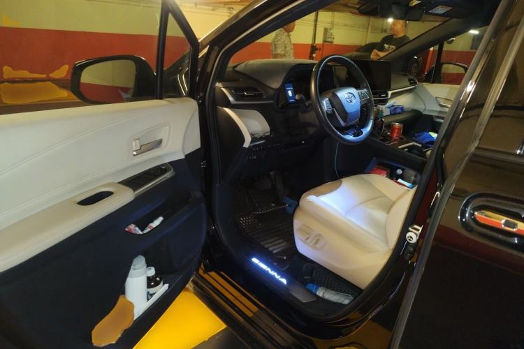 Used Toyota SIENNA 2023 2.5L Hybrid Deluxe Edition Driver Seat