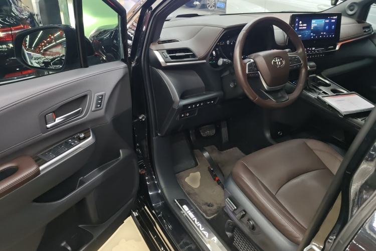 Used Toyota SIENNA 2023 2.5L Hybrid Platinum Edition Driver Seat