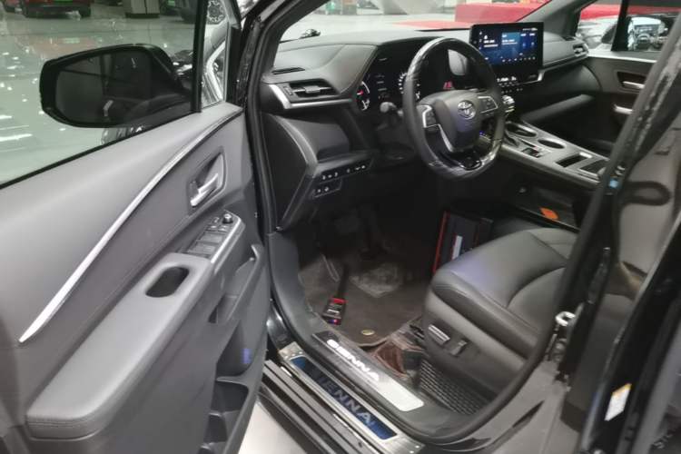 Used Toyota SIENNA 2023 2.5L Hybrid Deluxe Edition Driver Seat