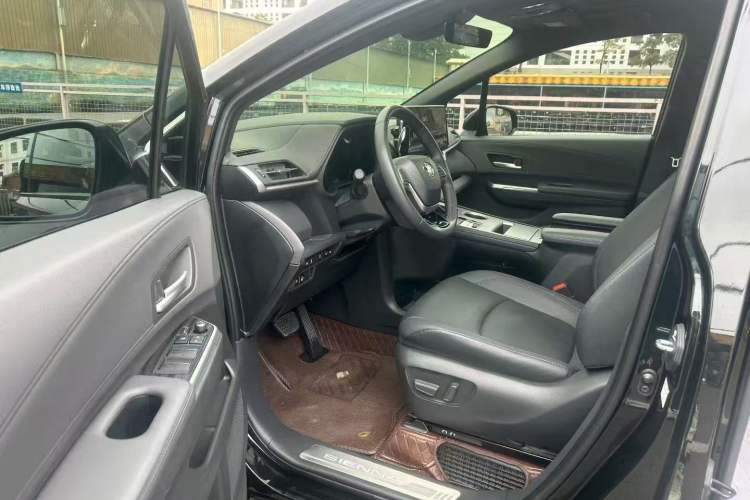 Used Toyota SIENNA 2023 2.5L Hybrid Deluxe Edition Driver Seat