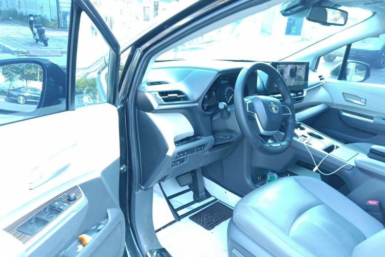 Used Toyota SIENNA 2023 2.5L Hybrid Luxury Edition Driver Seat