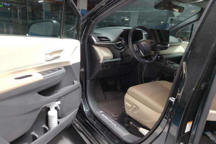 Used Toyota SIENNA 2023 2.5L Hybrid Deluxe Edition Driver Seat
