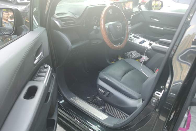 Used Toyota SIENNA 2023 2.5L Hybrid Deluxe Edition Driver Seat