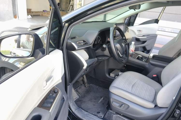 Used Toyota SIENNA 2023 2.5L Hybrid Comfort Edition Driver Seat