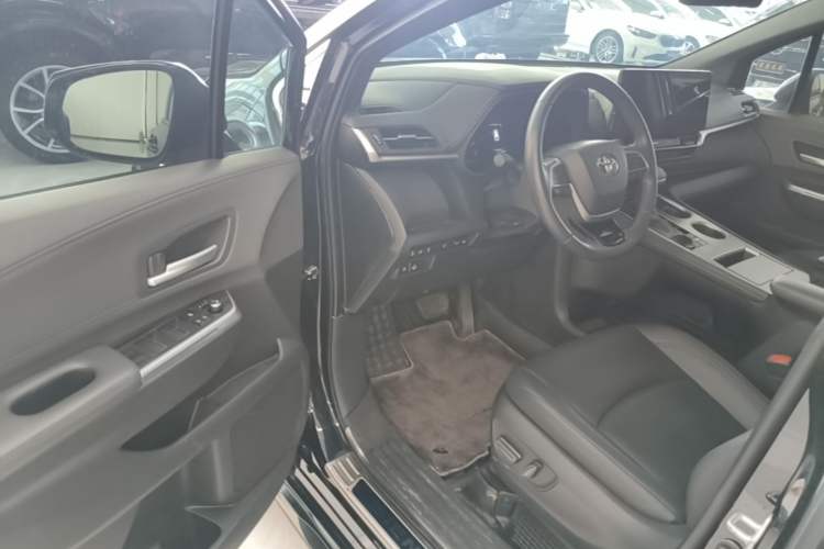 Used Toyota SIENNA 2023 2.5L Hybrid Deluxe Edition Driver Seat