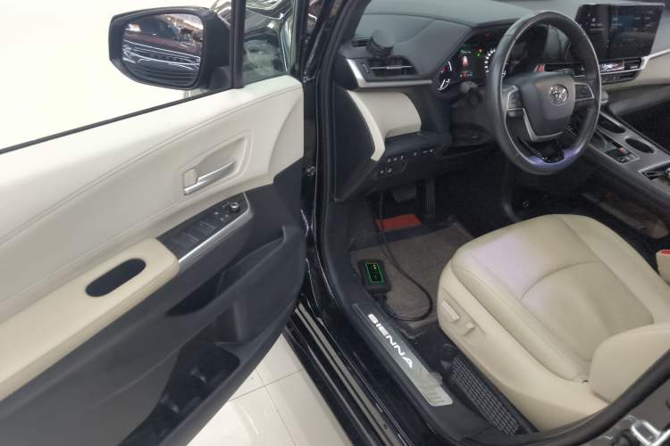 Used Toyota SIENNA 2023 2.5L Hybrid Deluxe Edition Driver Seat