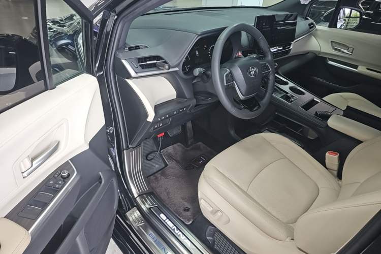 Used Toyota SIENNA 2023 2.5L Hybrid Deluxe Edition Driver Seat