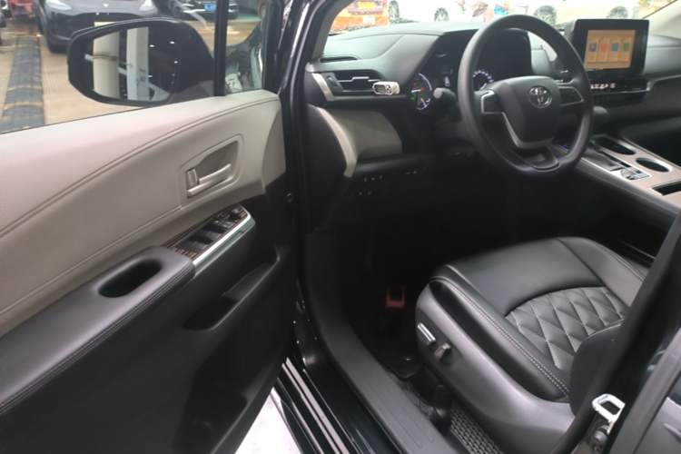 Used Toyota SIENNA 2023 2.5L Hybrid Comfort Edition Driver Seat