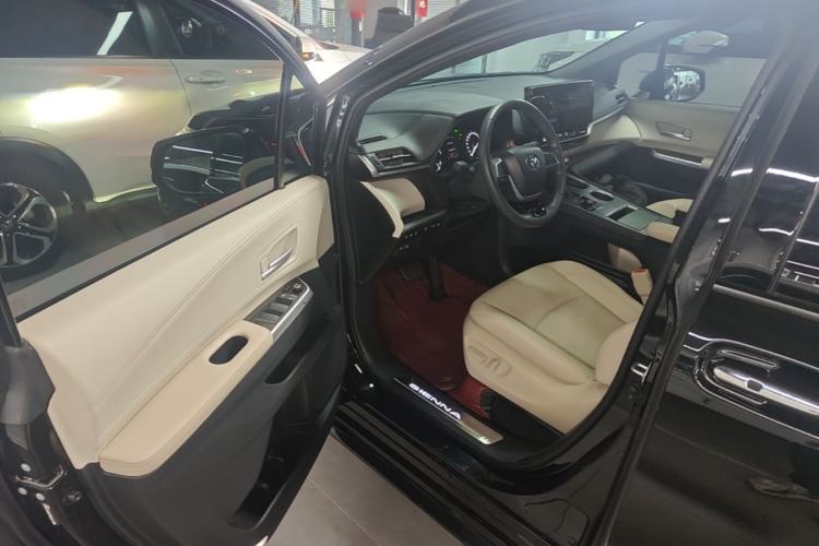Used Toyota SIENNA 2023 2.5L Hybrid Deluxe Edition Driver Seat