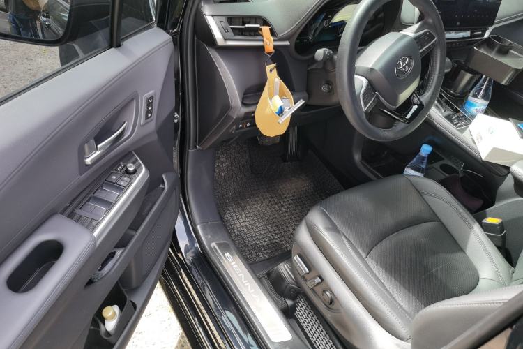 Used Toyota SIENNA 2023 2.5L Hybrid Platinum Edition Driver Seat