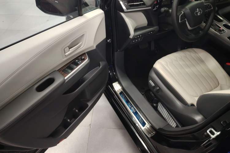 Used Toyota SIENNA 2023 2.5L Hybrid Comfort Edition Driver Seat