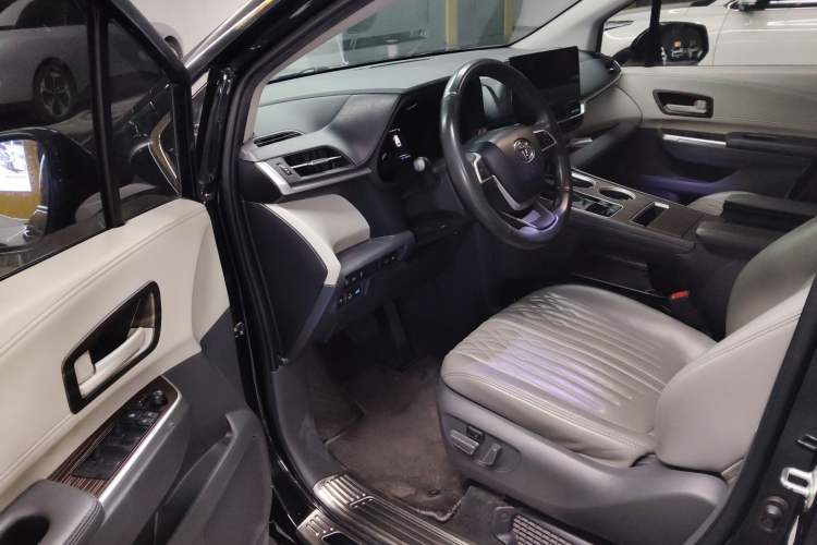 Used Toyota SIENNA 2023 2.5L Hybrid Comfort Edition Driver Seat