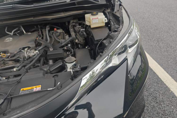 Used Toyota SIENNA 2023 2.5L Hybrid Comfort Edition Engine Bay Left