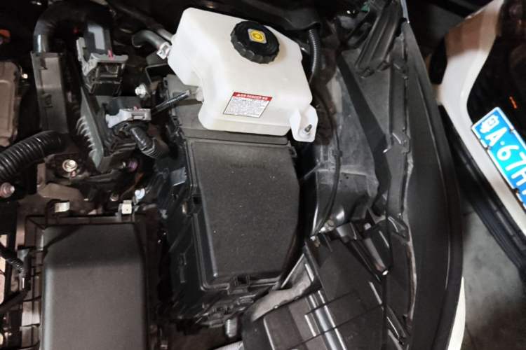 Used Toyota SIENNA 2023 2.5L Hybrid Platinum Edition Engine Bay Left