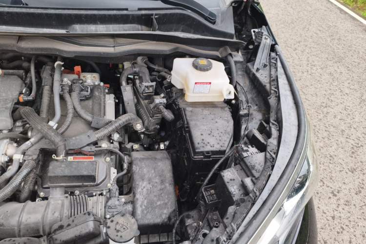 Used Toyota SIENNA 2023 2.5L Hybrid Deluxe Edition Engine Bay Left