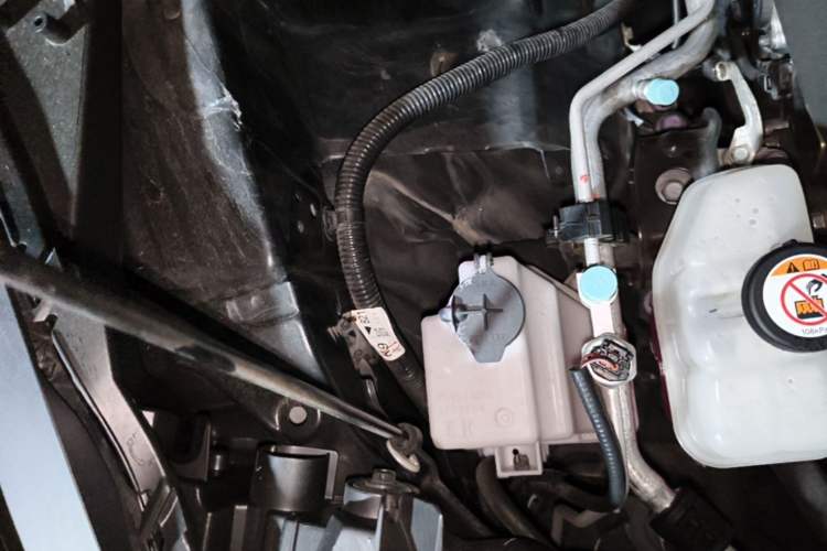 Used Toyota SIENNA 2023 2.5L Hybrid Platinum Edition Engine Bay Right