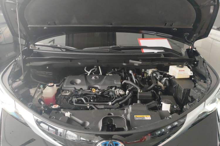 Used Toyota SIENNA 2023 2.5L Hybrid Platinum Edition Engine Bay